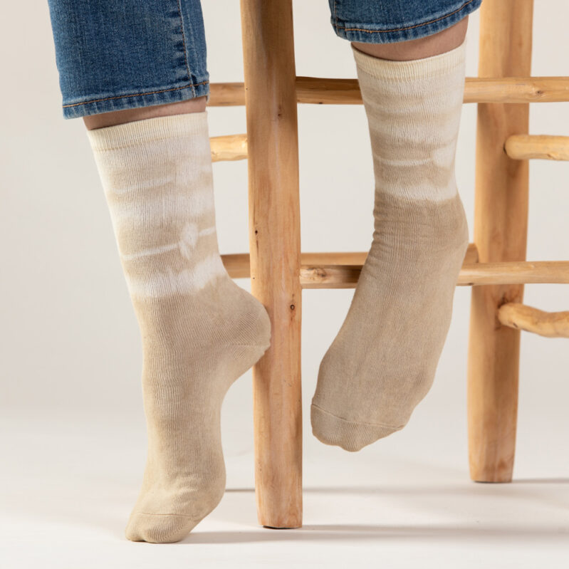 אגוז מלך שכבות - גרבי כותנה בצביעה טבעית