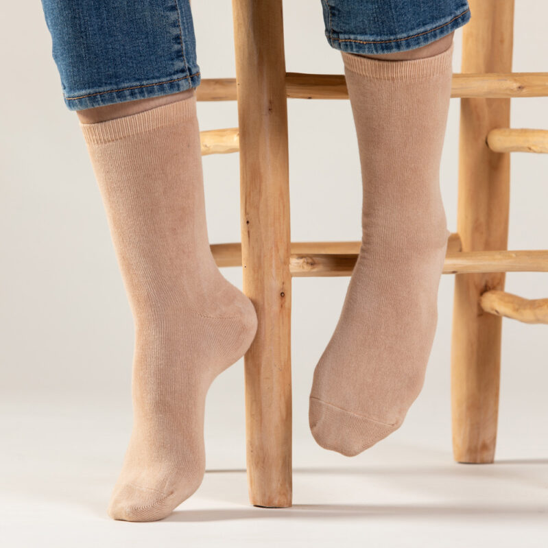 אלון חלק - גרבי כותנה בצביעה טבעית