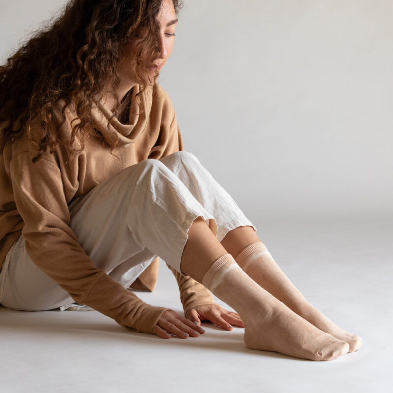 אלון פס - גרבי כותנה בצביעה טבעית