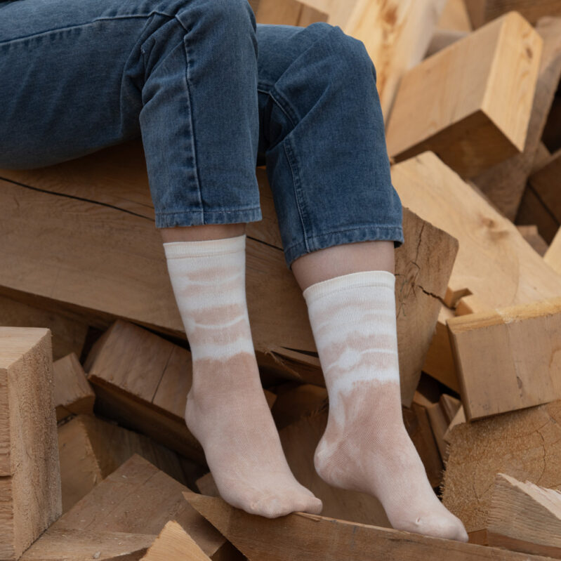 אלון שכבות - גרבי כותנה בצביעה טבעית