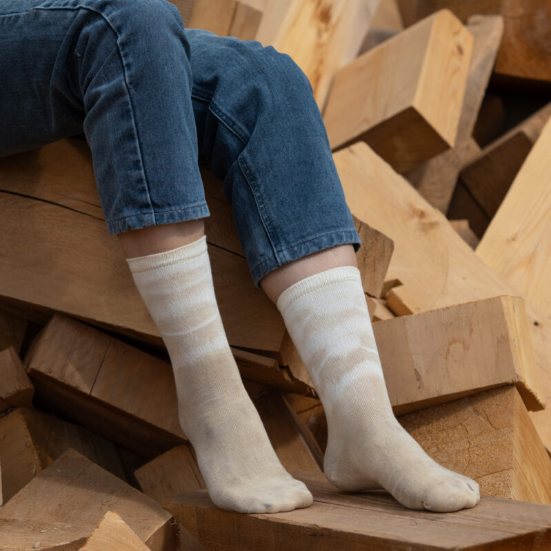 אגוז מלך שכבות - גרבי כותנה בצביעה טבעית