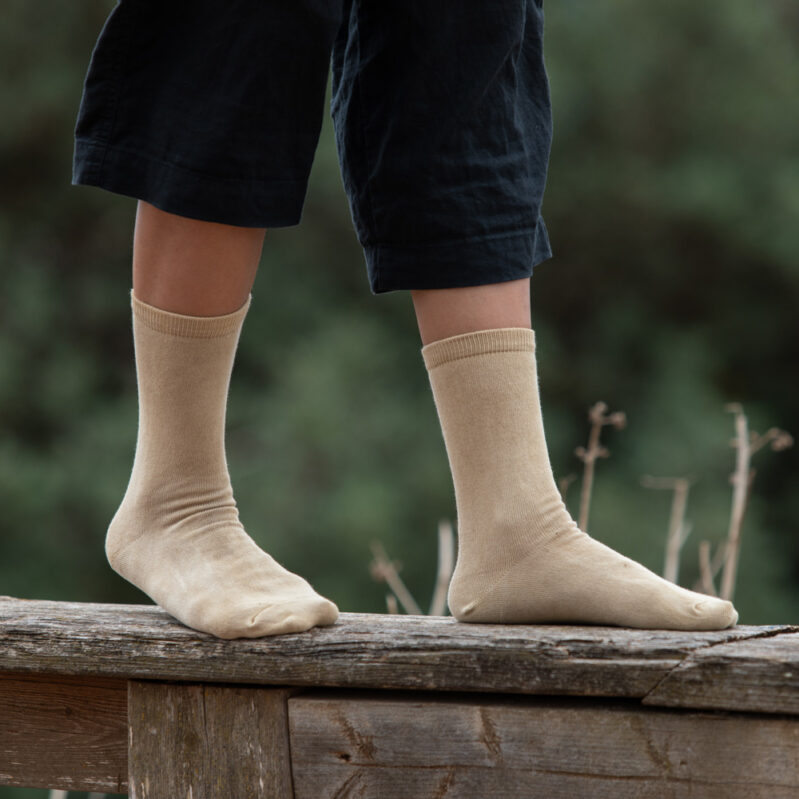 אגוז מלך חלק - גרבי כותנה בצביעה טבעית