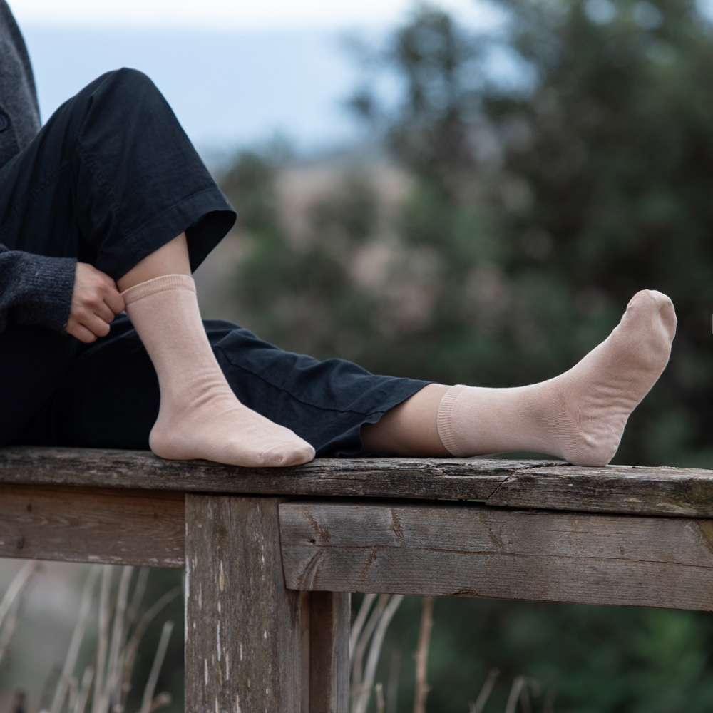 אלון חלק - גרבי כותנה בצביעה טבעית