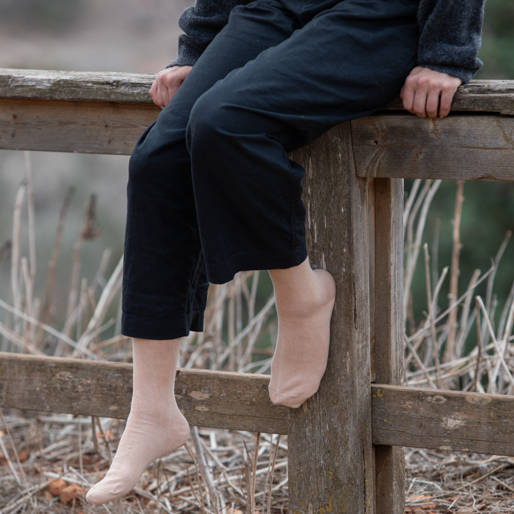 אלון חלק - גרבי כותנה בצביעה טבעית