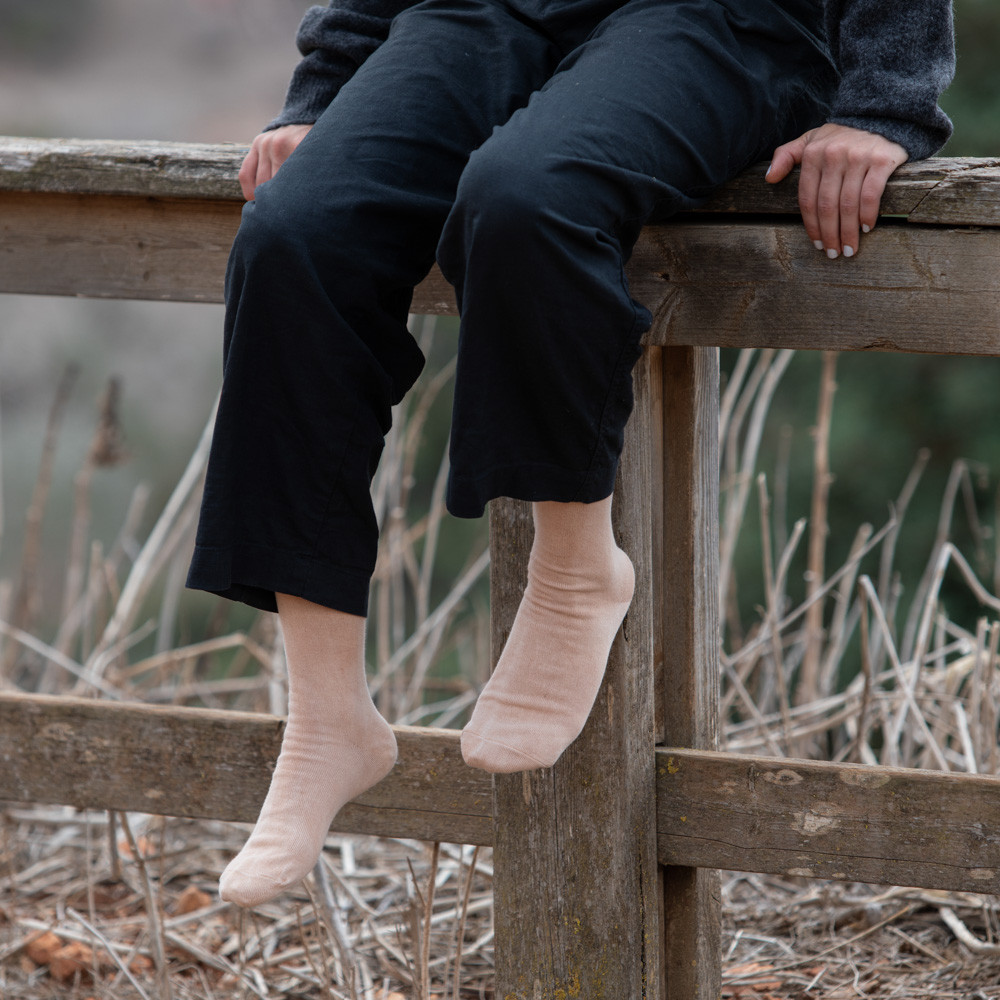 אלון חלק - גרבי כותנה בצביעה טבעית