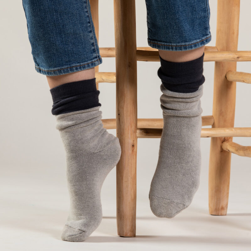 דואליטי- גרבי מגבת של פעם בצבע אפור בהיר