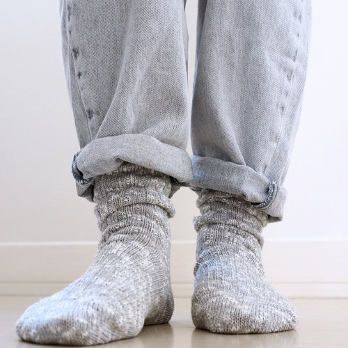 גרבי כותנה ופשתן מבית Put On Socks דגם Grain צבע אפור