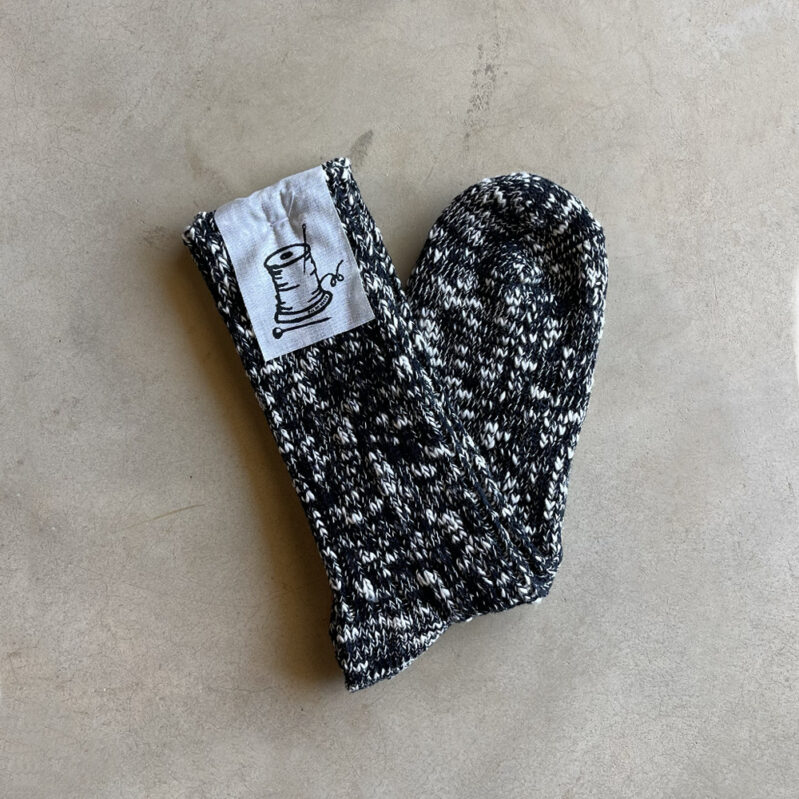 גרבי כותנה ופשתן מבית Put On Socks דגם Grain צבע שחור