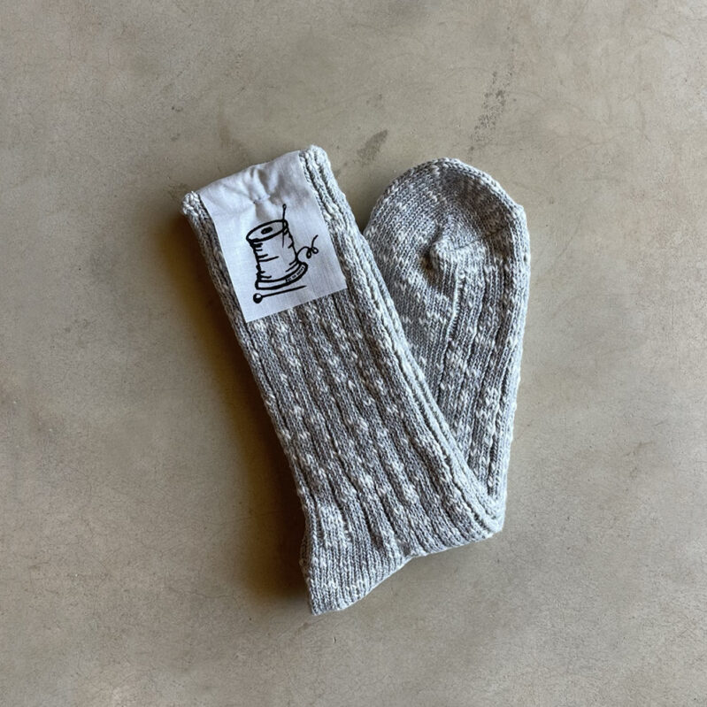 גרבי כותנה ופשתן מבית Put On Socks דגם Grain צבע אפור