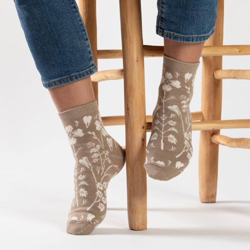 כרמלית נאה - גרבי קוואטר כותנה בצבע חום בהיר