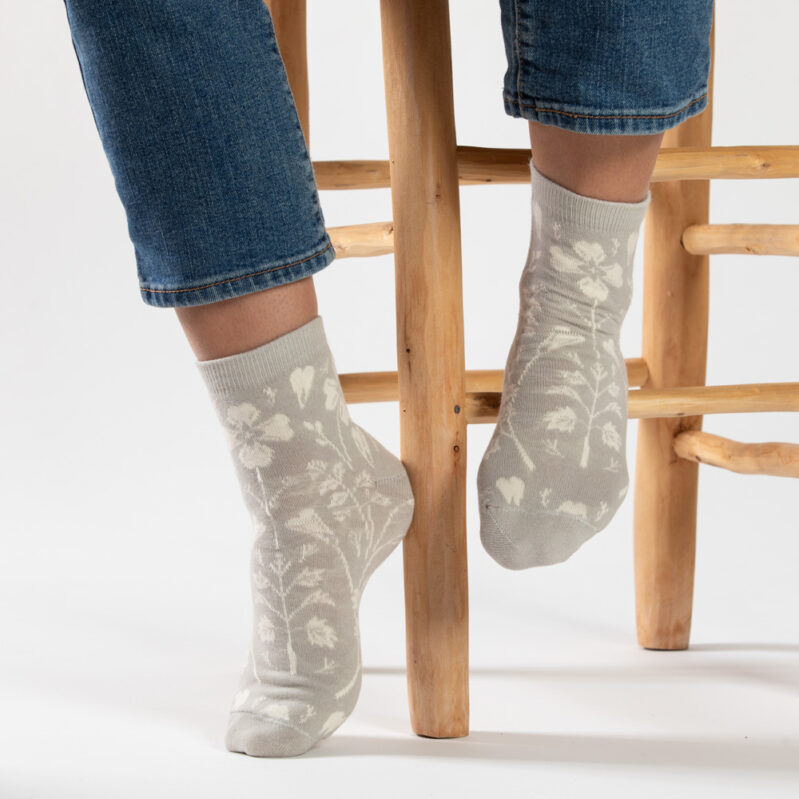 כרמלית נאה - גרבי קוואטר כותנה בצבע אפור בהיר