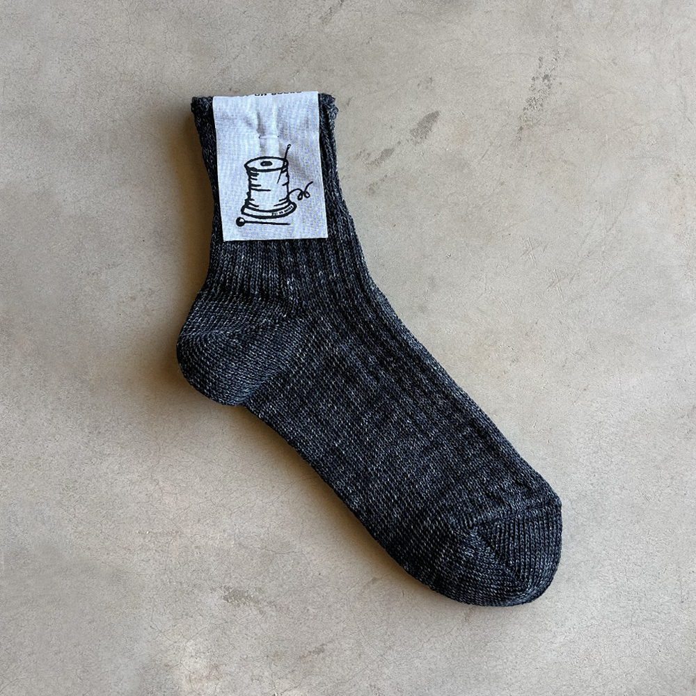 גרבי פשתן מבית Put On Socks דגם Sun Kissed צבע Sumikuro